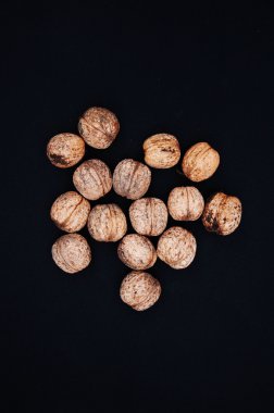 Kuru ceviz. Siyah arka plan üzerine izole ceviz. Birçok fr