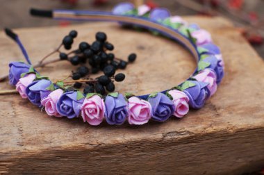 Çember üzerinden çiçek, çelenk renkli çiçekli. El yapımı çiçekler