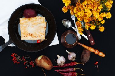 Kahvaltı, taze kızarmış börek, sıcak kahve, patates, kuru kırmızı biber