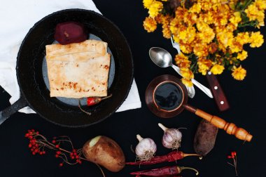 Kahvaltı, taze kızarmış börek, sıcak kahve, patates, kuru kırmızı biber