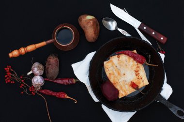 Kahvaltı, taze kızarmış börek, sıcak kahve, patates, kuru kırmızı biber