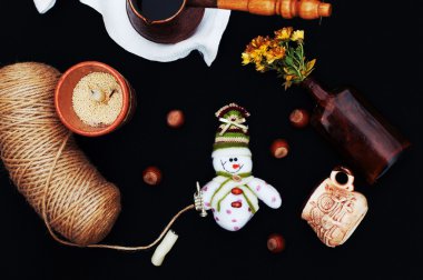 Makas, bobin iplik ile. Bob renkli konu kümesi