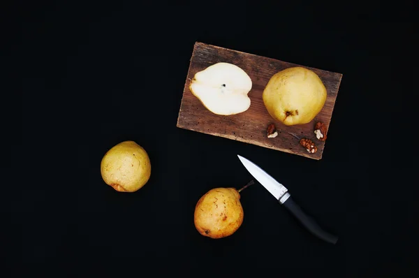 Gesunde gelbe Bio-Birnen auf dem Schreibtisch. Frucht-Hintergrund. reif — Stockfoto