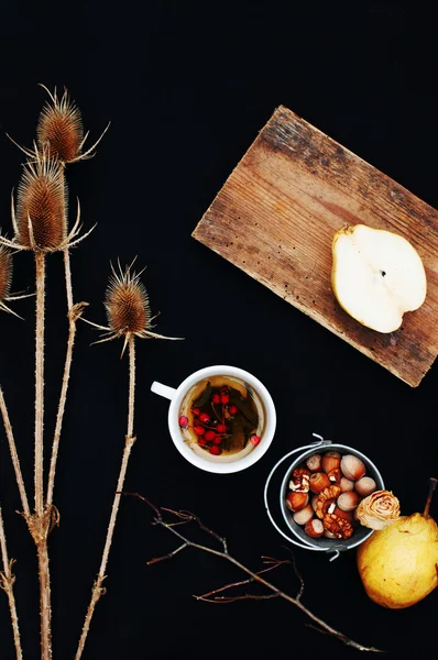 Cups of fresh herbal tea on black table. Cup of green herbal tea — Stock Photo, Image