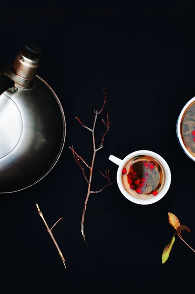 Xícaras de chá de ervas frescas na mesa preta. Xícara de chá de ervas verdes — Fotografia de Stock