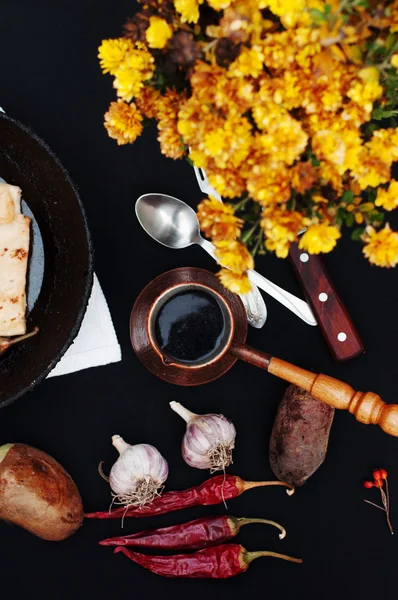 Desayuno, pastel fresco frito, café caliente, patatas, pimiento rojo seco — Foto de Stock