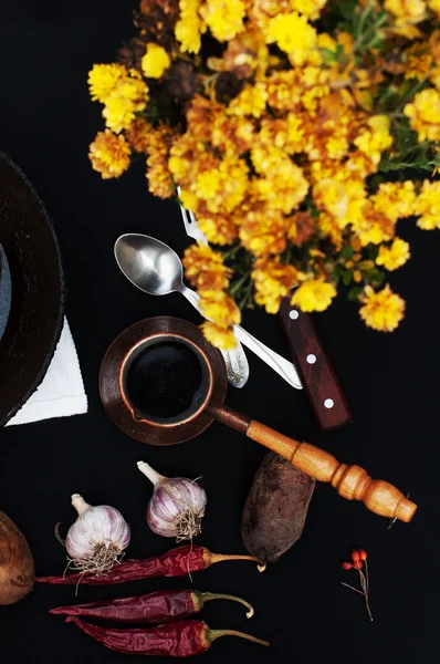 Desayuno, pastel fresco frito, café caliente, patatas, pimiento rojo seco — Foto de Stock