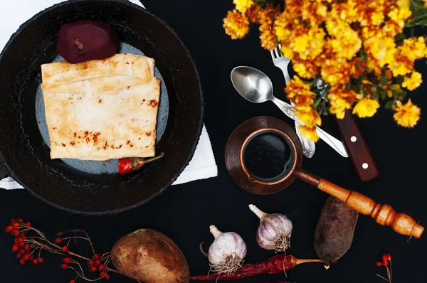Завтрак, свежий жареный пирог, горячий кофе, картошка, красный сухой перец — стоковое фото