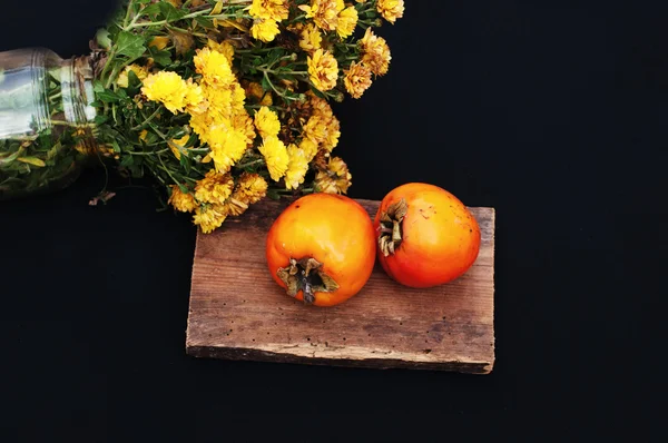 Persimmonon svart bakgrunn. Fersk organisk persimmon. Fersk per – stockfoto