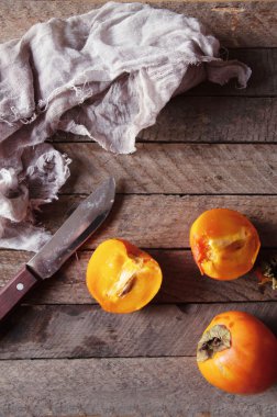 Olgun hurma ahşap arka plan üzerinde. Rustik yemek tarzı. Gıda. R