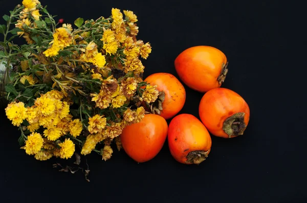 Frische Früchte isoliert auf schwarzem Hintergrund. roh und vegetarisch — Stockfoto