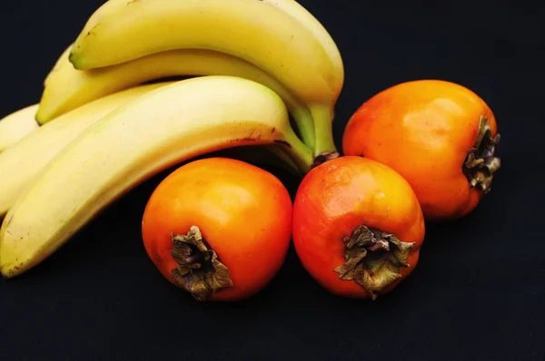 Świeże owoce na białym na czarnym tle. Surowe i wegetariańskie ea — Zdjęcie stockowe