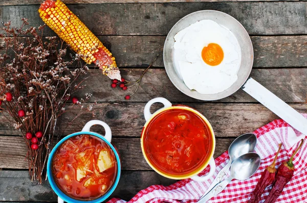 In einer Pfanne auf hölzernem Untergrund braten sie Eier. Frühstück. hea — Stockfoto