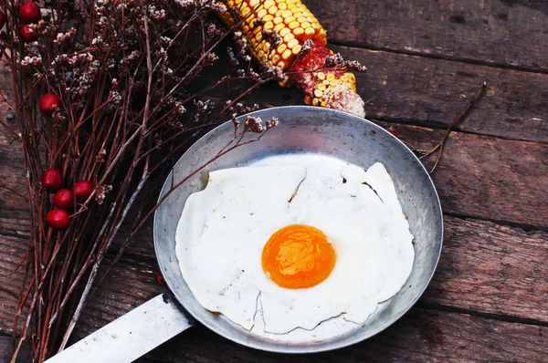 Œufs frits dans une poêle sur fond en bois. Petit déjeuner. Guérir — Photo