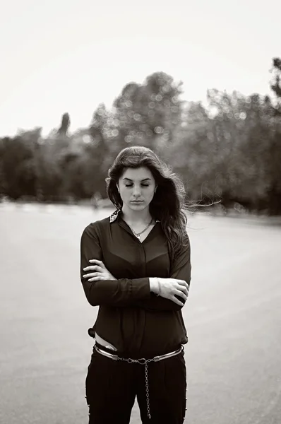 Retrato de una hermosa joven al aire libre. Retrato exterior o — Foto de Stock