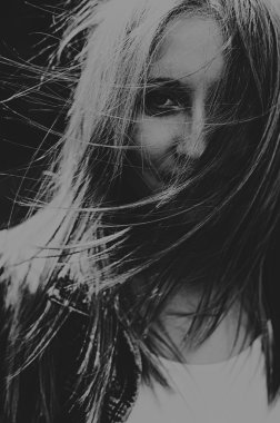 Açık havada güzel bir genç kız portresi. Açık havada portre o