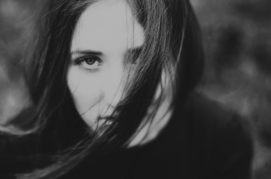 Açık havada güzel bir genç kız portresi. Açık havada portre o