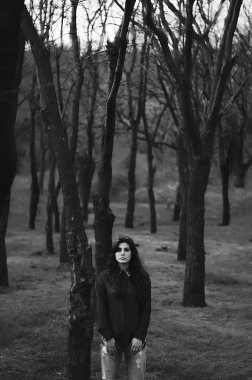 Açık havada güzel bir genç kız portresi. Açık havada portre o