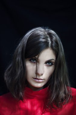 Kırmızı bluz zarif güzel genç kız portresi. Beau