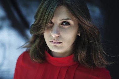 Kırmızı bluz zarif güzel genç kız portresi. Beau