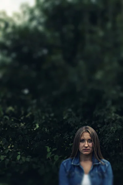 Retrato de una hermosa joven al aire libre. Retrato exterior o —  Fotos de Stock