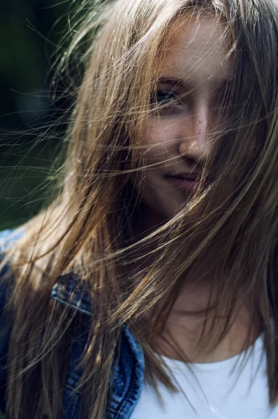 Портрет красивой молодой девушки на улице. Портрет на открытом воздухе — стоковое фото