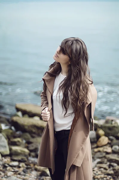 Retrato de moda de una chica en el mar. Retrato de chica en el s — Foto de Stock