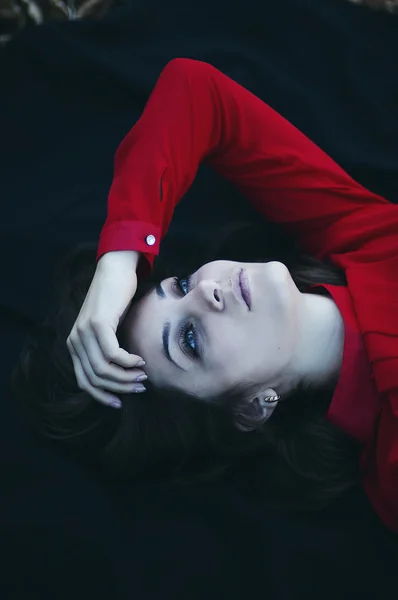Retrato de la exquisita y hermosa joven en una blusa roja. Beau. — Foto de Stock