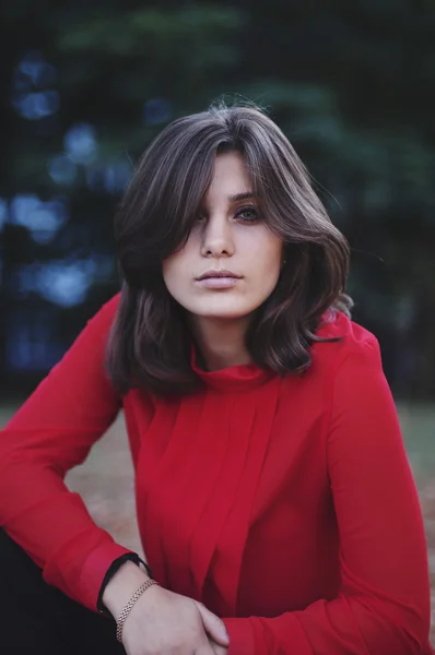 Retrato de la exquisita y hermosa joven en una blusa roja. Beau. — Foto de Stock