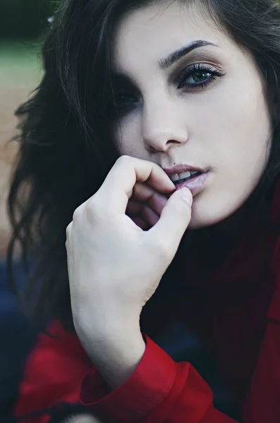 Retrato de la exquisita y hermosa joven en una blusa roja. Beau. — Foto de Stock