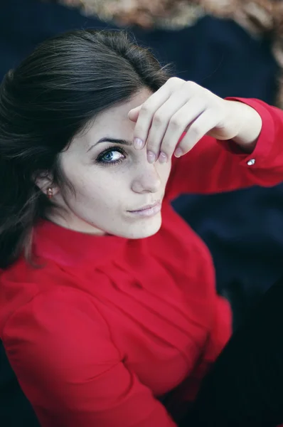 Retrato de la exquisita y hermosa joven en una blusa roja. Beau. — Foto de Stock