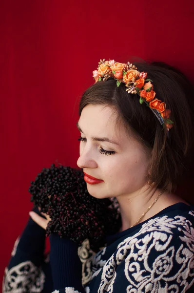 Wreath on girl head. Young beautiful woman portrait with long ha — Stok fotoğraf