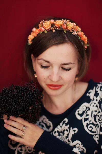 Wreath on girl head. Young beautiful woman portrait with long ha — Stock fotografie