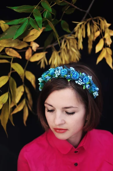 Wreath on girl head. Young beautiful woman portrait with long ha — ストック写真