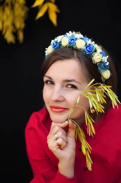 Wreath on girl head. Young beautiful woman portrait with long ha — Stok fotoğraf