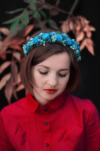 Wreath on girl head. Young beautiful woman portrait with long ha — Stok fotoğraf