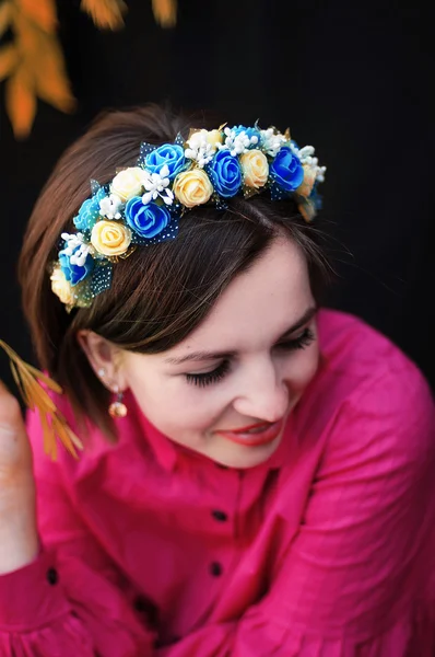 Wreath on girl head. Young beautiful woman portrait with long ha — ストック写真
