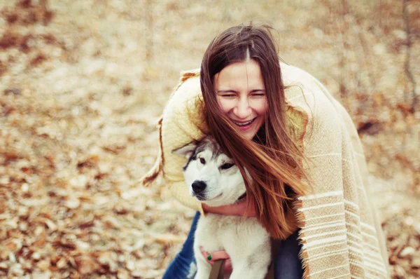 Flicka i parken sitt hem med en hund Husky. Flickan med de — Stockfoto