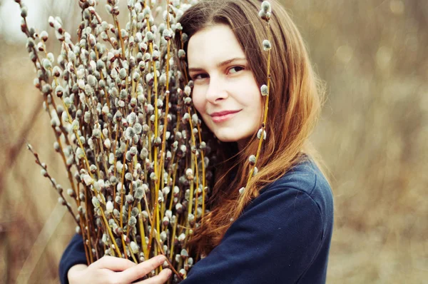 一个美丽的年轻女孩与柳树巨大抱的肖像 — 图库照片