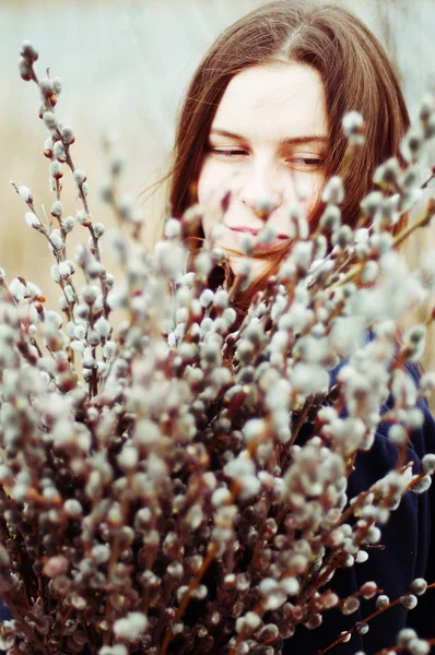 Portrait d'une belle jeune fille avec un énorme bras de saule — Photo