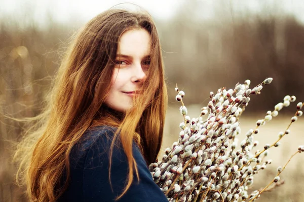 一个美丽的年轻女孩与柳树巨大抱的肖像 — 图库照片