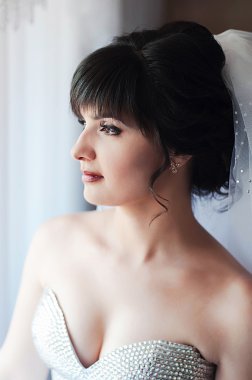 Güzel gelin açık havada - yumuşak odak. Güzel bir kız portresi