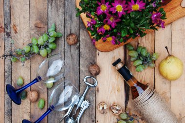 Ahşap adam üzerinde cam şişe beyaz şarap ile natürmort