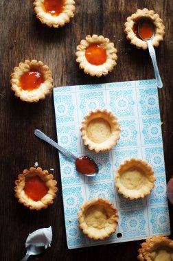 Tart Limon Lor ve taze yaban mersini, üstten görünüm. Tatlı tart