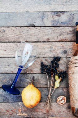 Ahşap adam üzerinde cam şişe beyaz şarap ile natürmort