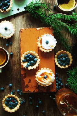 Tart Limon Lor ve taze yaban mersini, üstten görünüm. Tatlı tart