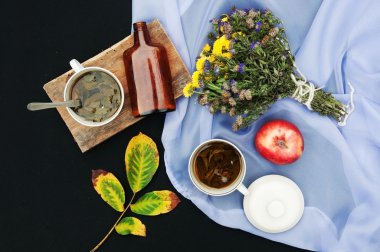 Olgun elma görünümü, yukarıda bir güzel plaka siyah arka planda bir 