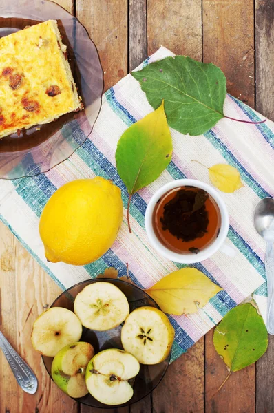 Запеканка из сыра осенний завтрак с яблоками, чашка чая с — стоковое фото