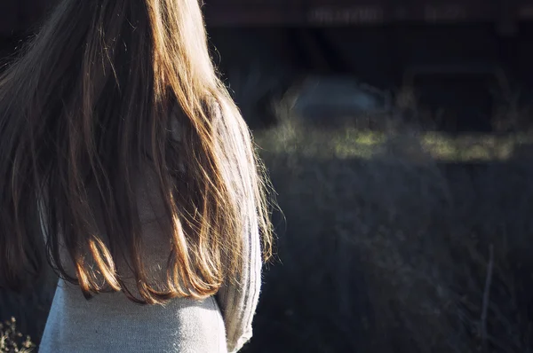 Bellezza ragazza all'aperto godendo la natura. Bella adolescente modello gi — Foto Stock