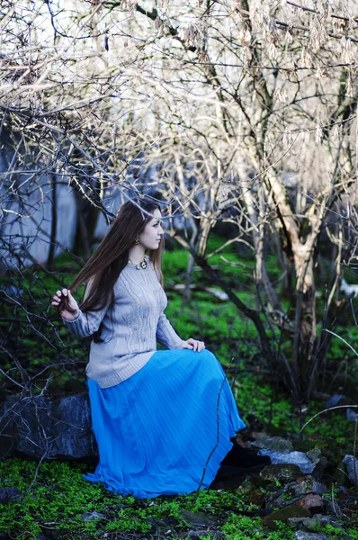 Bellezza ragazza all'aperto godendo la natura. Bella adolescente modello gi — Foto Stock